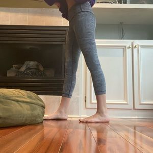 LULULEMON black and white cropped bottoms